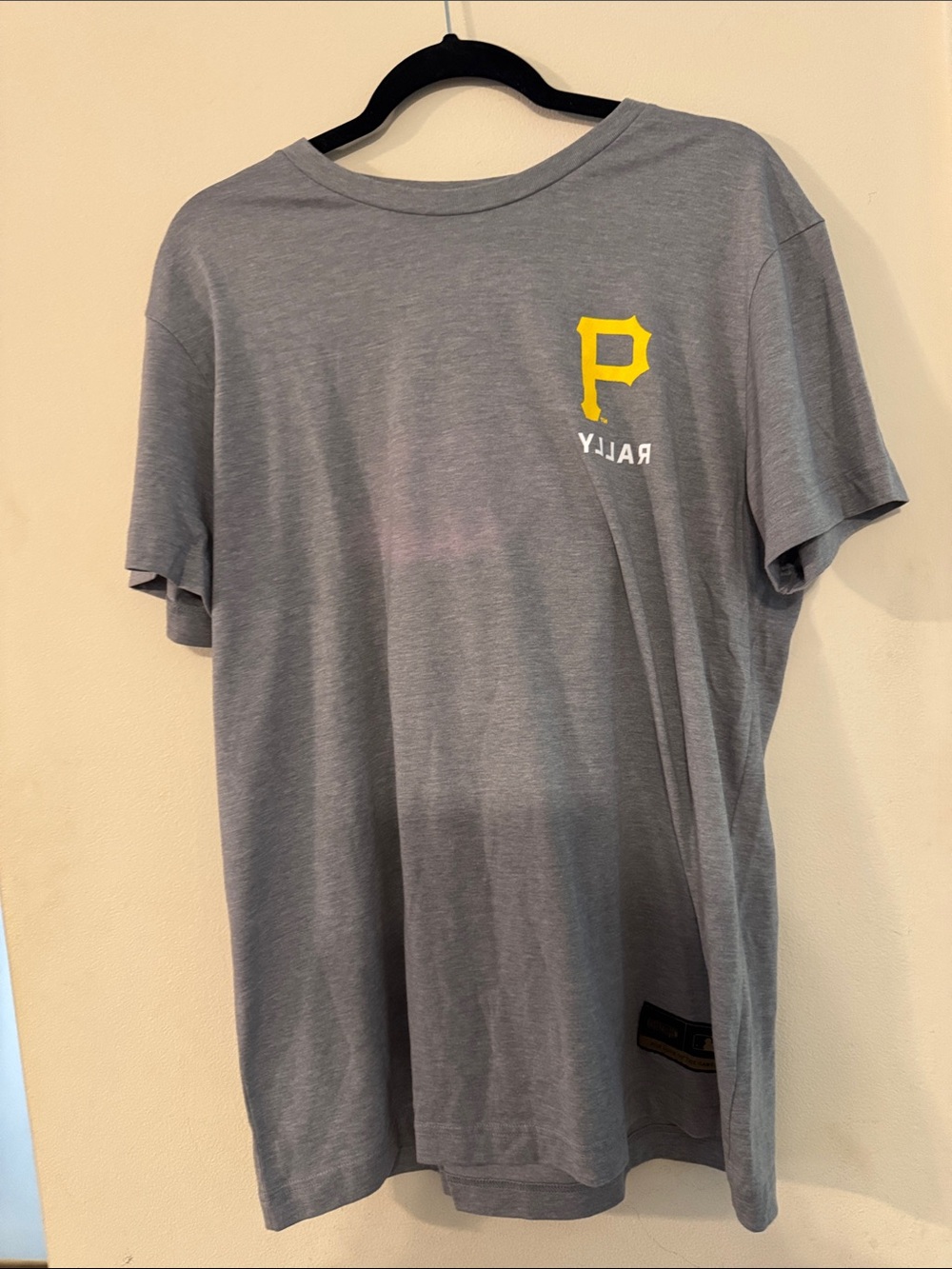 Pittsburgh Pirates Gray Short-Sleeve Men’s Tee with Yellow 'P' Logo
